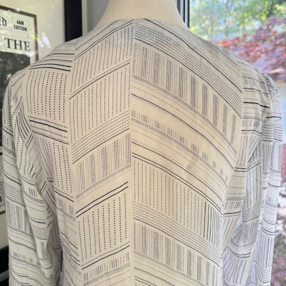 Banana Republic White Silk Blouse Navy Pattern Beaded V-Neck Size Medium - Picture 7 of 15